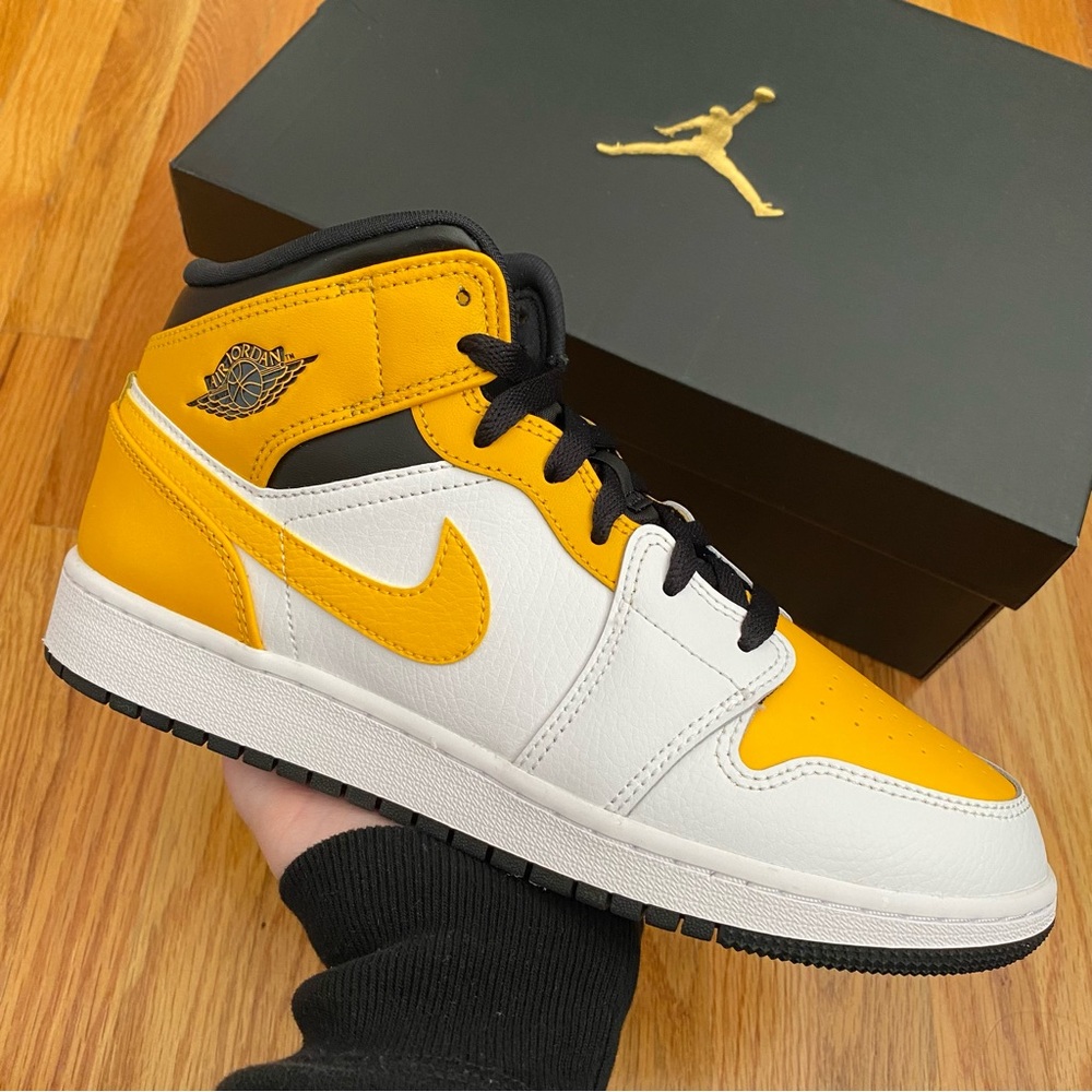 Air Jordan 1 Mid Women’s Sneakers